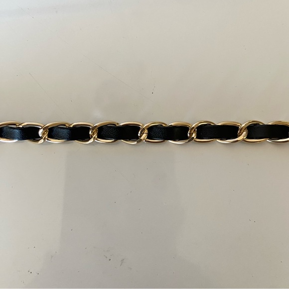 UNO de 50 | Black Travel Jewelry Case w/Gold Chain Adjustable Arm Strap - Picture 11 of 14